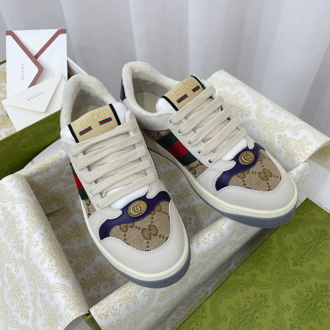 Ex-factory price: 540💰 GUCCI Gucci's newly upgraded back cover lining, top-notch old dirty shoes, classic casual sports shoes for couples, retro sneakers and old G family dirty shoes, updated at the counter simultaneously! ①The shoe upper has the same water-based edge coating process as the original version⚠️The ordinary oil edges on the market have a strong glue feel and are easy to fall off! Grade A first-layer nubuck leather (with pores)/matching computer embroidered double G cloth, high-density terry velvet lining. ② A PVC transparent small round mark sealing line is added to the details of the midsole. The mold is opened six times and the jewelry craftsmanship is used to customize the two-color double G buckle, striving to be the same as the original version. A pair of buttons is more than three times more expensive than ordinary buckles on the market. ③An old two-color washable label, the chip is placed on the outer waist of the right foot, the entire shoe is completely hollowed out with rubber technology, TUP material (rubber to distinguish the market) with the latest green packaging from the counter, 3D printed handbag, and a pair of shoelaces. There is no pressure when entering and exiting the counter. You can buy a 1:1 accurate replica of the original version and modify and upgrade it repeatedly. The details are perfectly restored, the materials are all customized, and they are truly top-notch. Please look at the details clearly to identify the quality. Upper: First-layer frosted cowhide/embroidered double G cloth. Lining: original high-density velvet lining. Foot pads: original pearlescent sheepskin. Outsole: private molded vacuum TPU material. Packaging: original top-grade full set packaging at the counter. Shoe size: women's size 35-40, men's size 39-44 (men's size 38, 45🉑️customized, non-returnable)